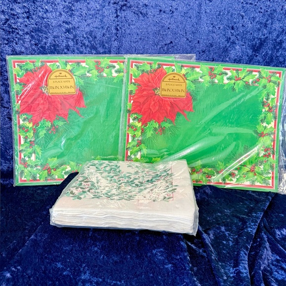 2 SETS/SEALED VINTAGE HALLMARK PLACEMATS CARDBOARD 8 POINSETTIA & HOLLY &NAPKINS - Picture 1 of 14